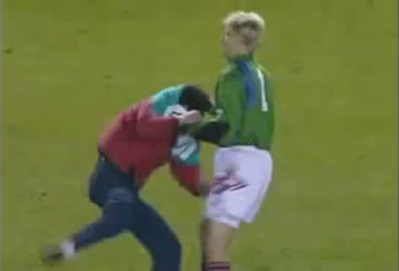 Video bóng đá: Peter Schmeichel 'dằn mặt' fan Galatasaray